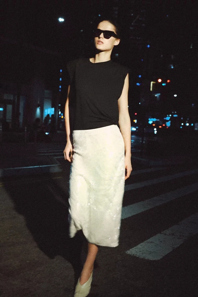 New 2026 Women's Midi Skirt Sparkling Beads Fashion Slimming High Waist A-Line Skirt Polyester Fabric Iron-Free Processing
New 2026 Women's Midi Skirt Sparkling Beads Fashion Slimming High Waist A-Line Skirt Polyester Fabric Iron-Free Processing