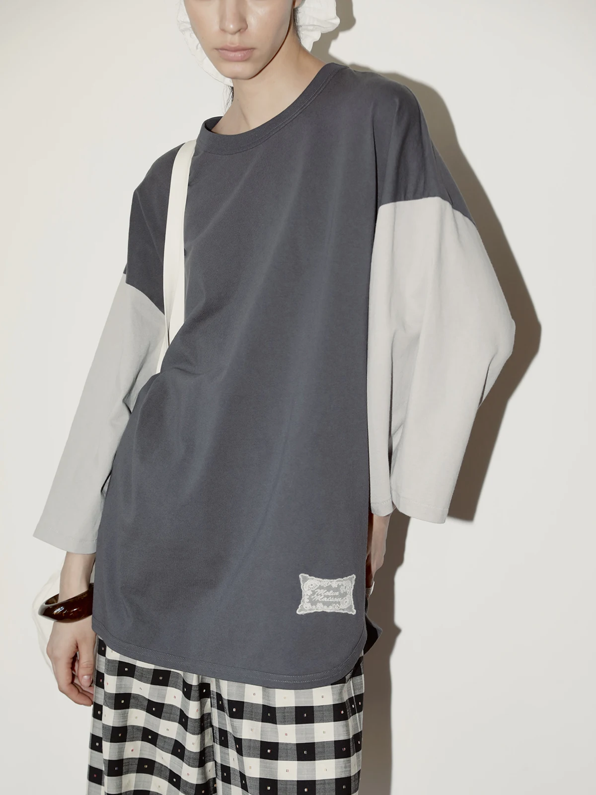 Женская летняя футболка Molin Maison Boxyfit с длинным рукавом, из смесового хлопка, с цветными блоками, круглым вырезом, закругленным низом, длина 9/10, Pure C
Женская летняя футболка Molin Maison Boxyfit с длинным рукавом, из смесового хлопка, с цветными блоками, круглым вырезом, закругленным низом, длина 9/10, Pure C