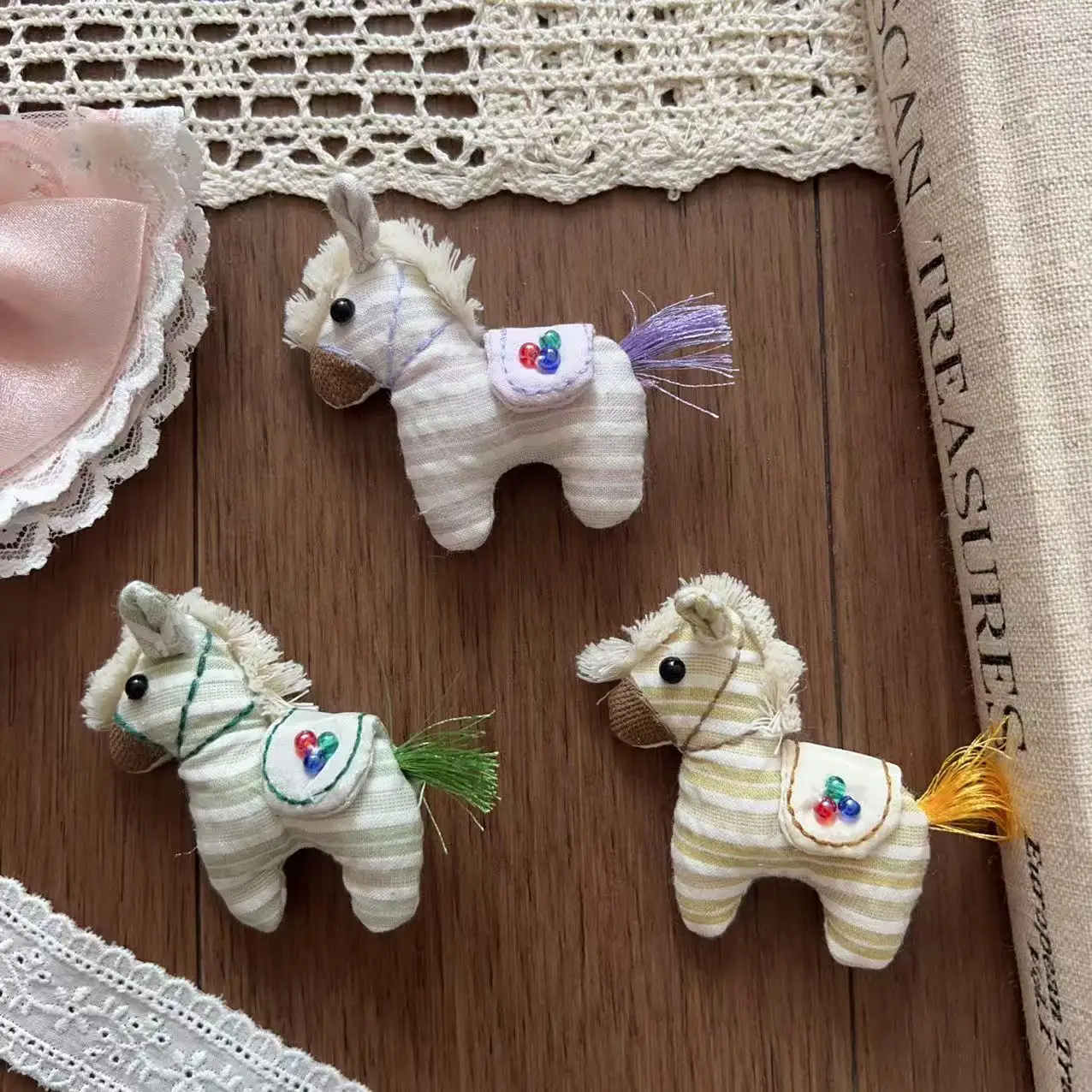 Premium Fabric Cartoon Pony Hair Brooch Pin Dopamine Style Cute DIY for Shoes Socks Bag Clothing Trim
Premium Fabric Cartoon Pony Hair Brooch Pin Dopamine Style Cute DIY for Shoes Socks Bag Clothing Trim