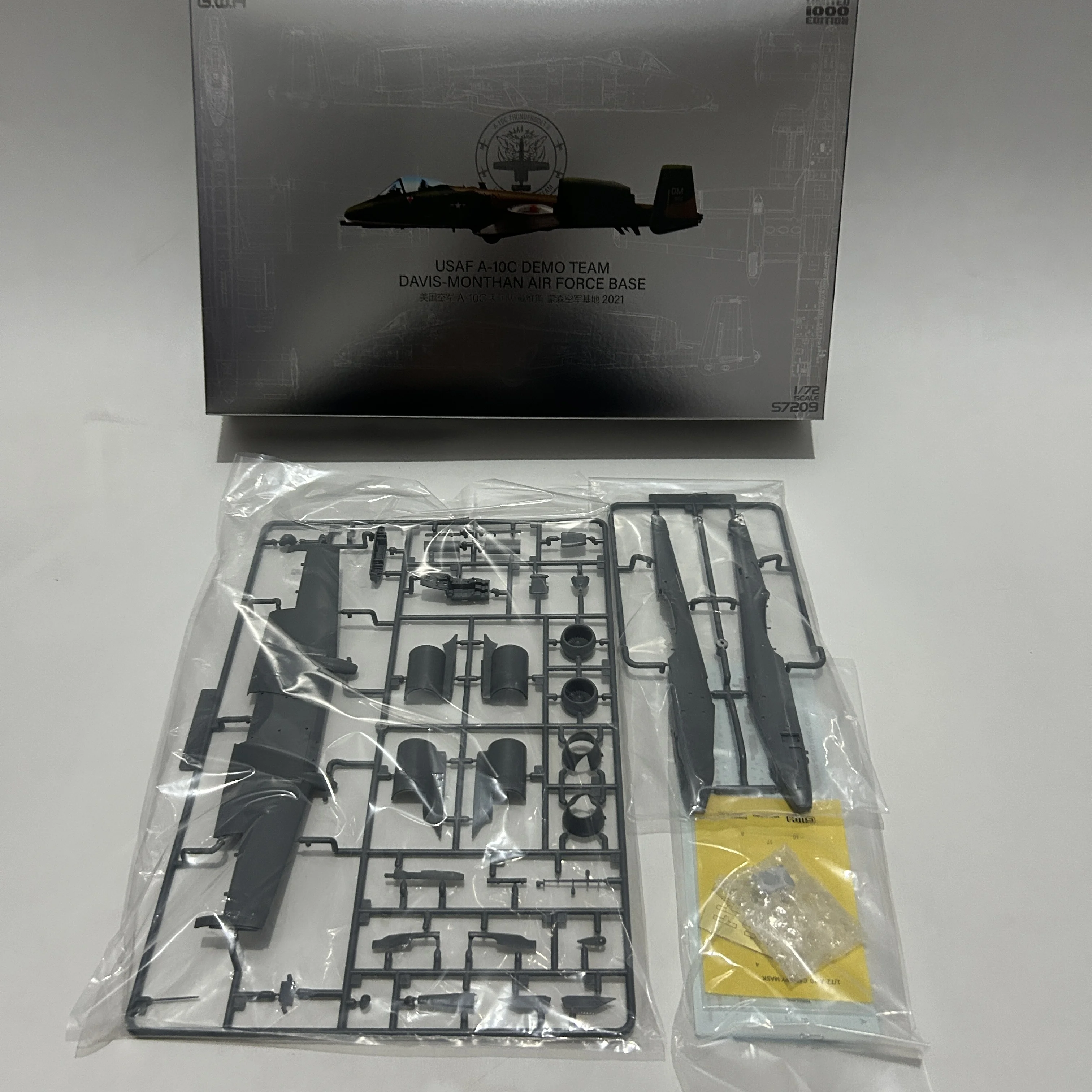 S7209 Great Wall Hobby 1/72 USAF A-10C Demo Team Davis-monthan Air Force Base (лимитированная серия, 1000 экземпляров)
S7209 Great Wall Hobby 1/72 USAF A-10C Demo Team Davis-monthan Air Force Base (лимитированная серия, 1000 экземпляров)
