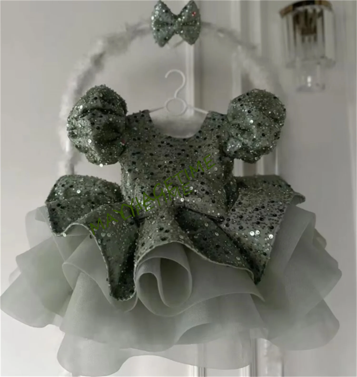 Custom madeShort Sleeve Green Tiered Organza Girls Dresses Glitter Sequined Gown Girls Wedding Princess Dresses for Kids Luxury
Custom madeShort Sleeve Green Tiered Organza Girls Dresses Glitter Sequined Gown Girls Wedding Princess Dresses for Kids Luxury