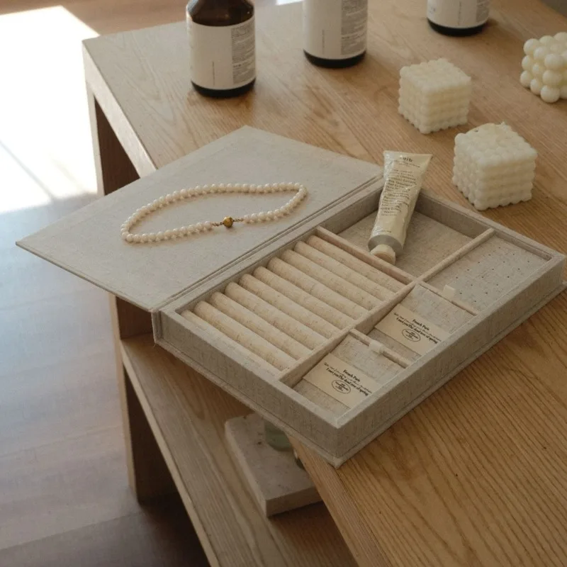 Креативный органайзер для украшений: дорожный футляр для колец и серег, витрина-книга, упаковка для ювелирных изделий
Креативный органайзер для украшений: дорожный футляр для колец и серег, витрина-книга, упаковка для ювелирных изделий