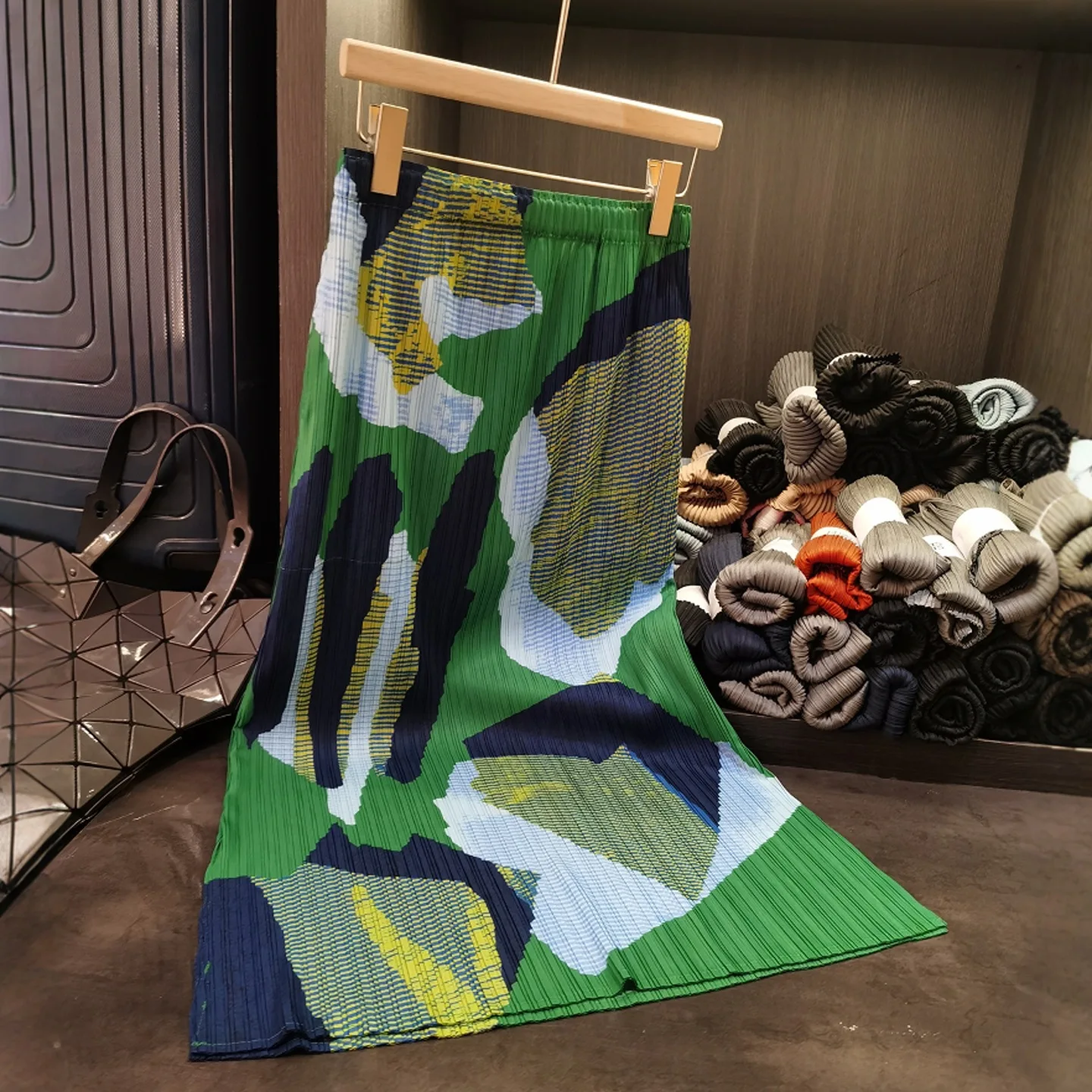 Vintage Miyake Pleated Skirt Plisse 2025 Summer Fold Print Jupe Simple Pleat Peplum Elastic Waist Collision Pleats Skirt Women
Vintage Miyake Pleated Skirt Plisse 2025 Summer Fold Print Jupe Simple Pleat Peplum Elastic Waist Collision Pleats Skirt Women