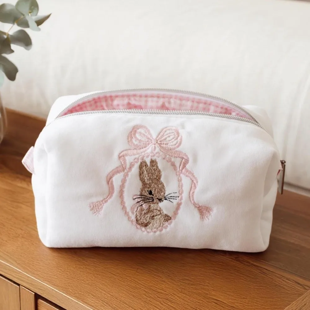 Косметичка Kawaii Rabbit с кружевным бантом, большая вместительная сумка-органайзер для макияжа на молнии, белая, розовая, для женщин и девушек
Косметичка Kawaii Rabbit с кружевным бантом, большая вместительная сумка-органайзер для макияжа на молнии, белая, розовая, для женщин и девушек