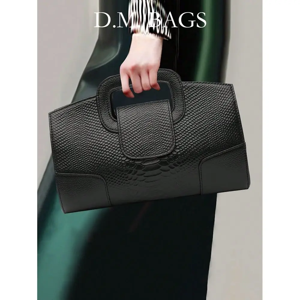 Bag Is Made Of Randomly Cut PU CrocodilePatterned Material, And Is A MultiPurpose Bag For Women That Can Be Used As A Crossbody
Bag Is Made Of Randomly Cut PU CrocodilePatterned Material, And Is A MultiPurpose Bag For Women That Can Be Used As A Crossbody