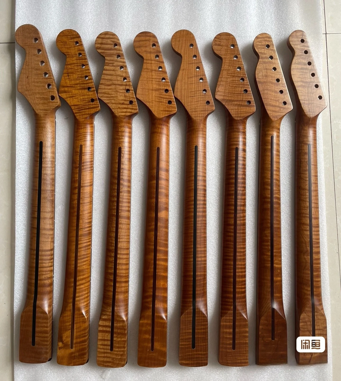 Tiger patterned roasted mapleelectric guitar neck, cow bone string pillow, except for the first knob with a 10mm aperture
Tiger patterned roasted mapleelectric guitar neck, cow bone string pillow, except for the first knob with a 10mm aperture