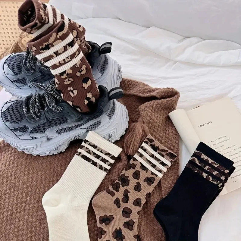 1 pairs of outfits paired with shark pants and three bar striped sports socks
1 pairs of outfits paired with shark pants and three bar striped sports socks