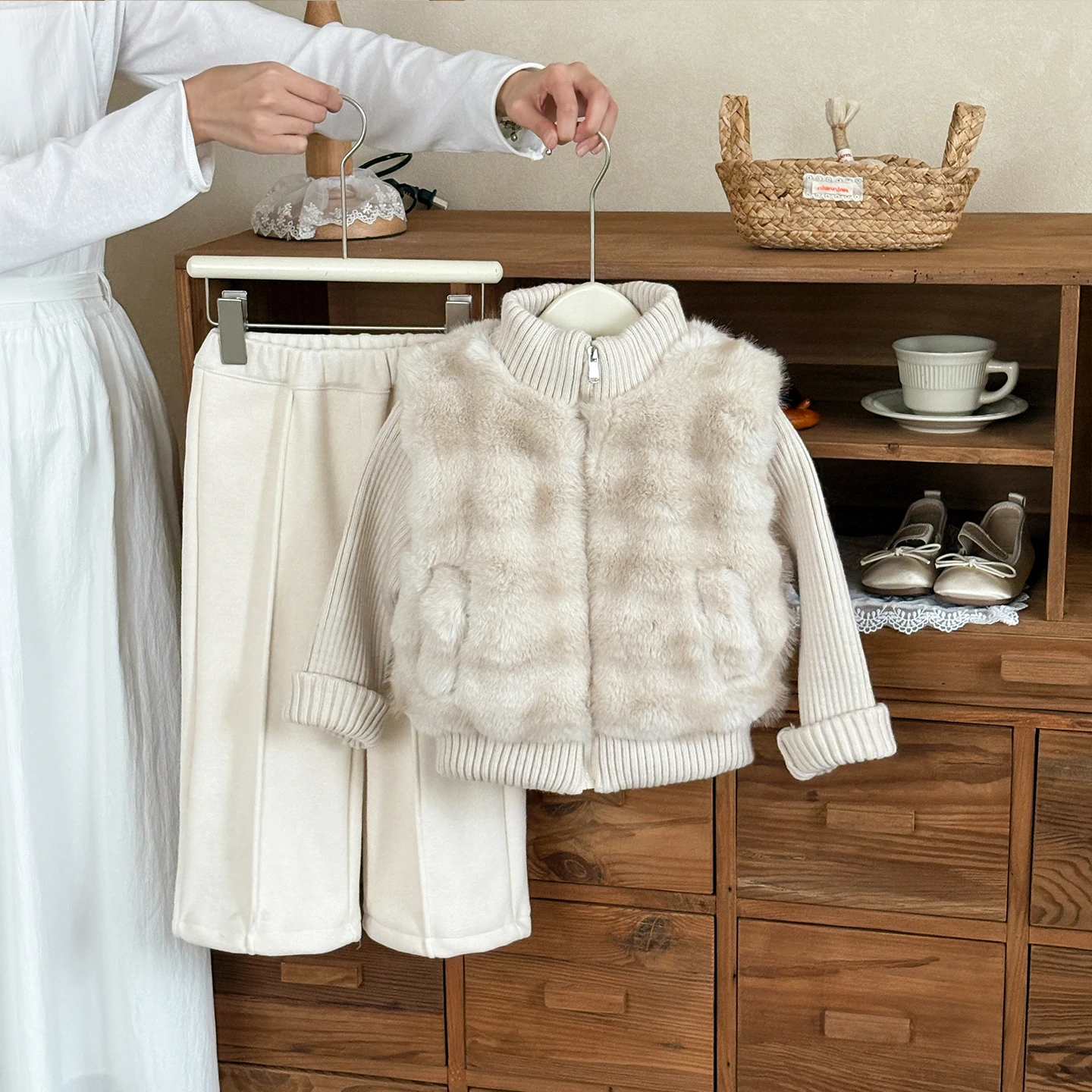 Girls Winter Outfit Faux Fur Splice Sweater Casual Pants High Waist Zipper Closure Long Sleeve High Neck Warm Casual Style Ch...
Girls Winter Outfit Faux Fur Splice Sweater Casual Pants High Waist Zipper Closure Long Sleeve High Neck Warm Casual Style Ch...