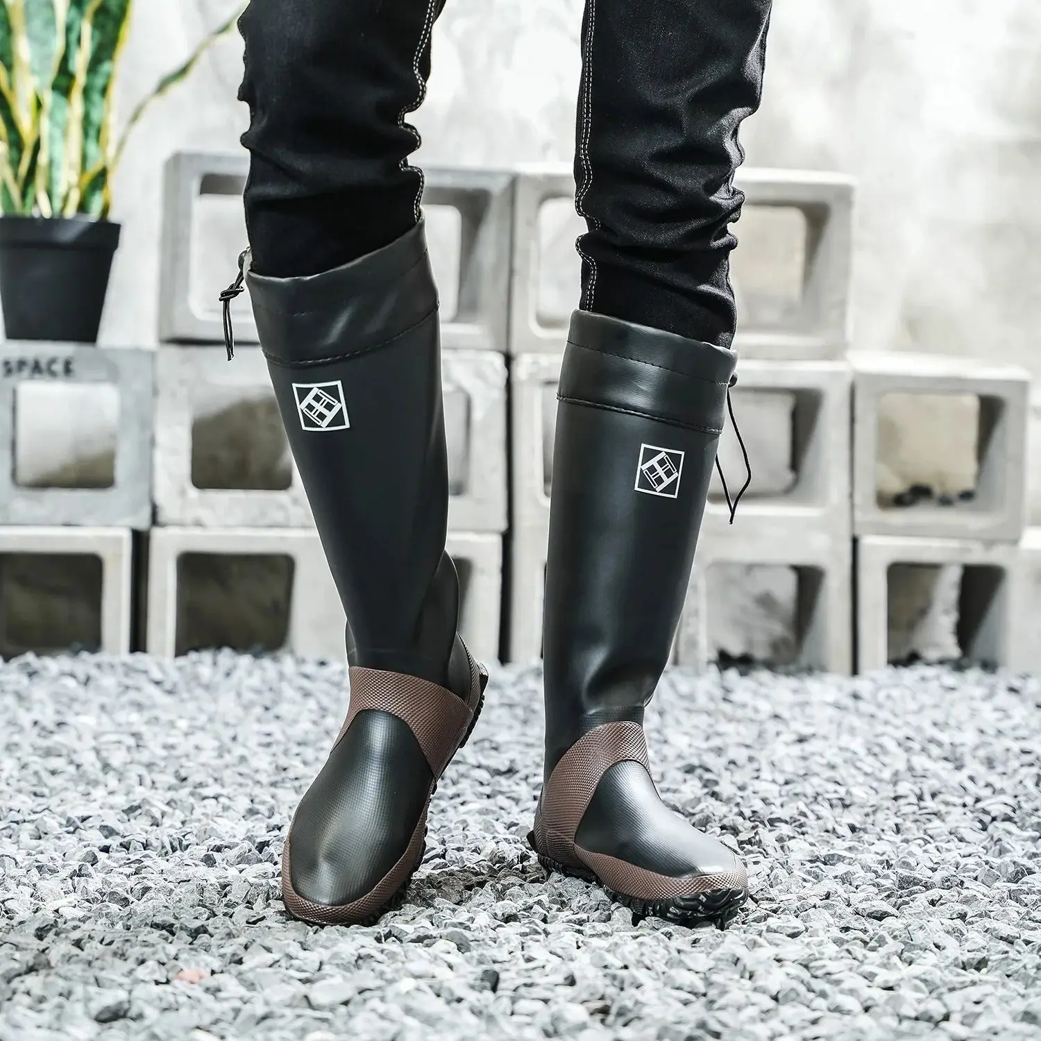 Men's high shaft rain boots. They are lightweight and soft water boots, made entirely of rubber. These long shaft rain
Men's high shaft rain boots. They are lightweight and soft water boots, made entirely of rubber. These long shaft rain