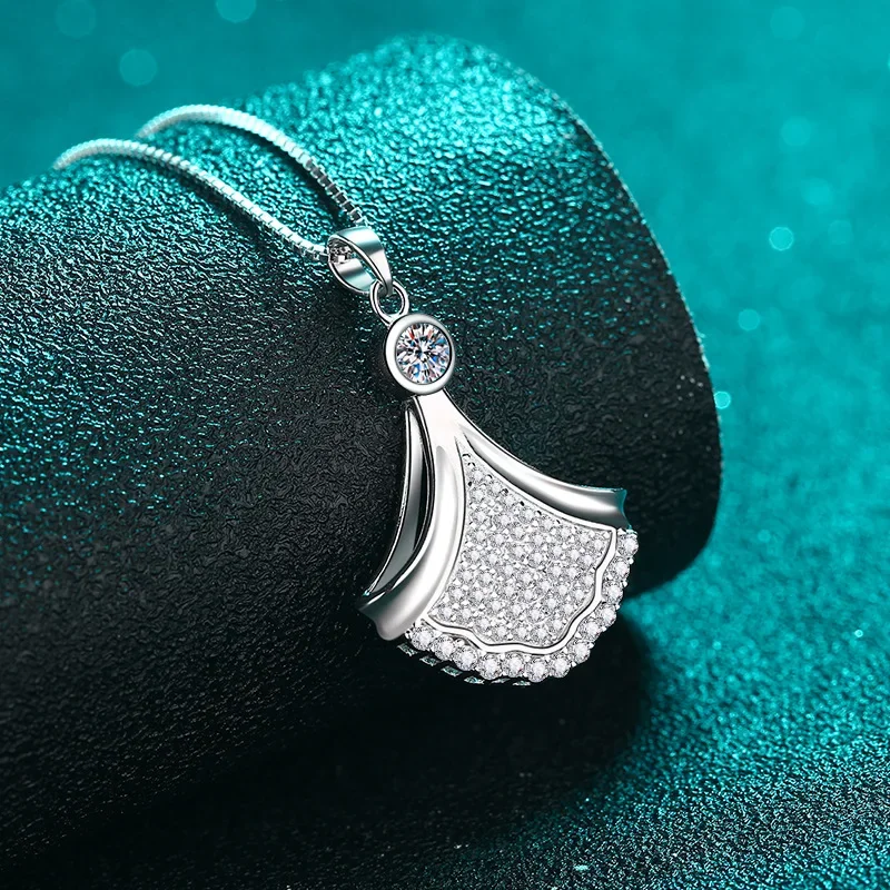 Pt950 platinum moissanite short skirt pendant necklace, elegant and high-end, beautiful and generous
Pt950 platinum moissanite short skirt pendant necklace, elegant and high-end, beautiful and generous