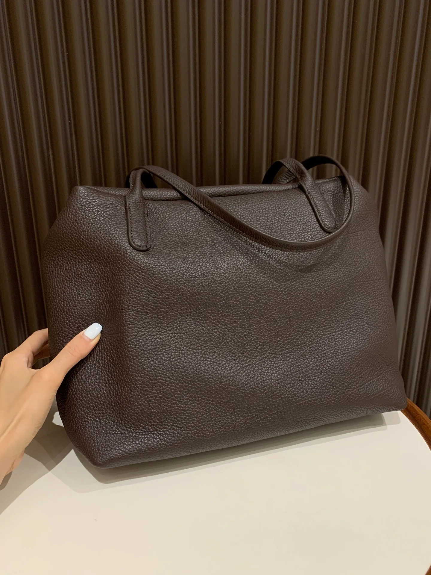 2025 women top quality Leather lychee-pattern chocolate brown tofu-shaped handbag with zipper and large capacity for carrying.
2025 women top quality Leather lychee-pattern chocolate brown tofu-shaped handbag with zipper and large capacity for carrying.