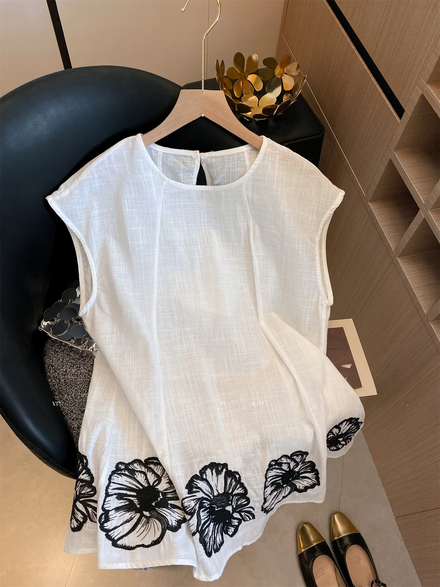 Elegant White Embroidered Floral round Neck Sleeveless Linen Vest Women's Summer New Fashion Top High End Sensation Commute S...
Elegant White Embroidered Floral round Neck Sleeveless Linen Vest Women's Summer New Fashion Top High End Sensation Commute S...
