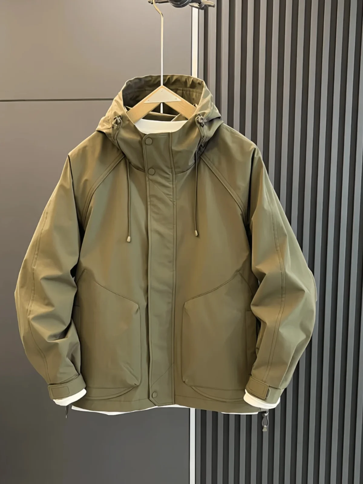 Casual Outdoor Men's Jaet Spring Autumn Hooded Versatile Workwear Coat Faionable Spor Simple Polyester Fiber Windproof
Casual Outdoor Men's Jaet Spring Autumn Hooded Versatile Workwear Coat Faionable Spor Simple Polyester Fiber Windproof