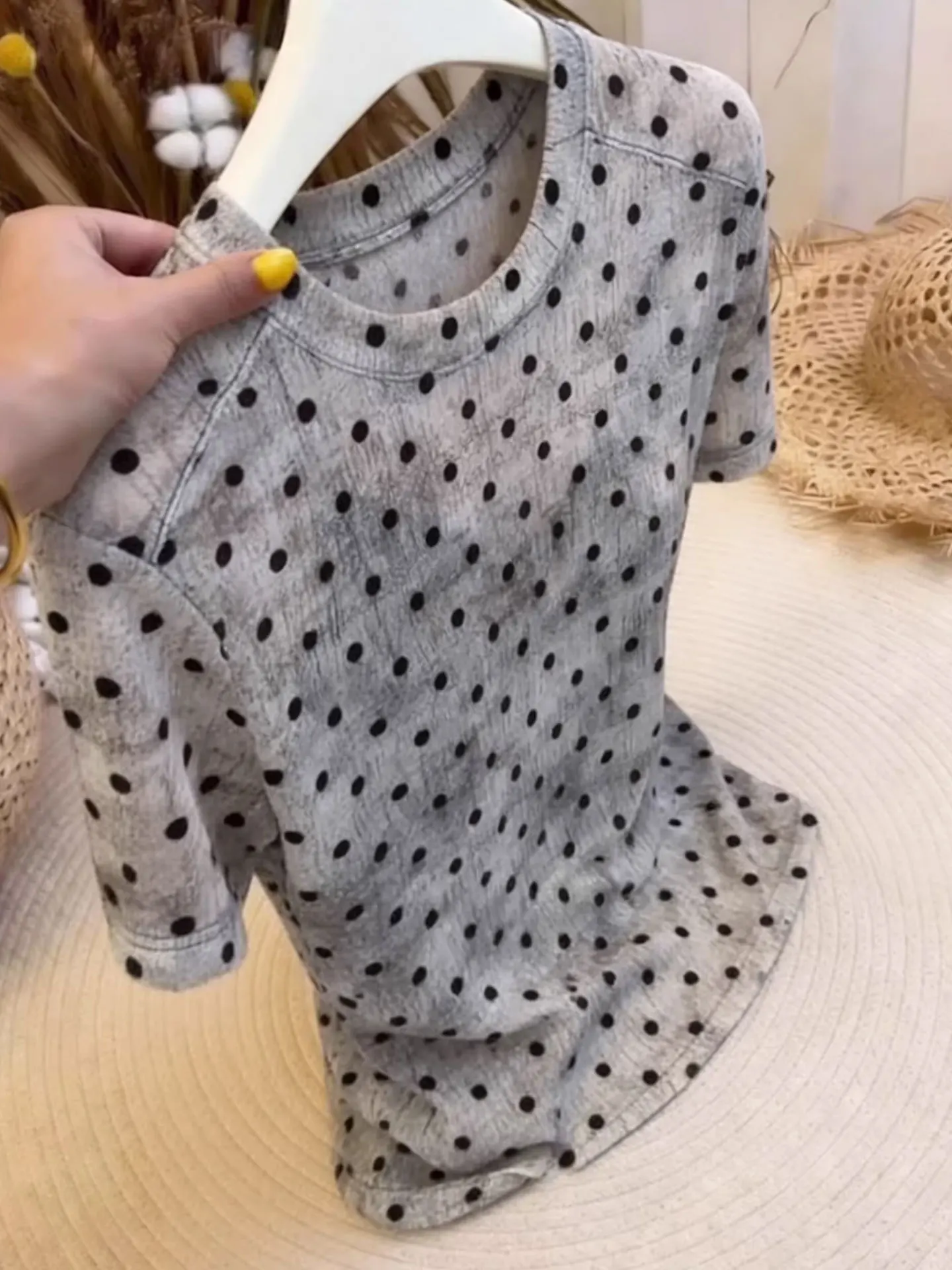 Korean Design Polka Dot round Neck Short Sleeve T Shirt Summer Fashion Trend Super Beautiful Personality Small Shirt Top
Korean Design Polka Dot round Neck Short Sleeve T Shirt Summer Fashion Trend Super Beautiful Personality Small Shirt Top