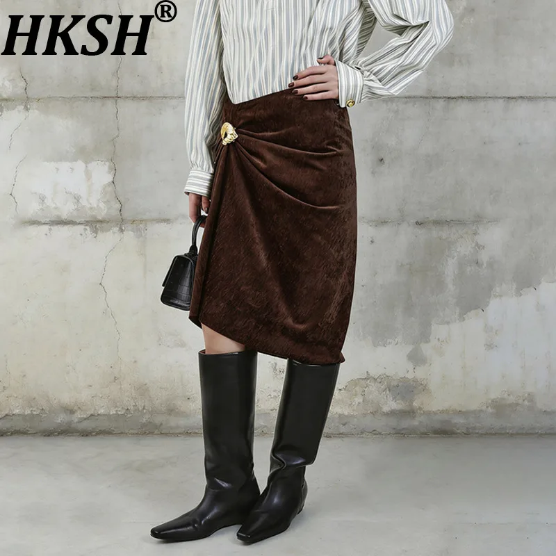 Женская элегантная юбка HKSH в французском винтажном стиле с металлической пряжкой, однотонная, плиссированная, облегающая, короткая, новая весенняя коллекция HK20604
Женская элегантная юбка HKSH в французском винтажном стиле с металлической пряжкой, однотонная, плиссированная, облегающая, короткая, новая весенняя коллекция HK20604