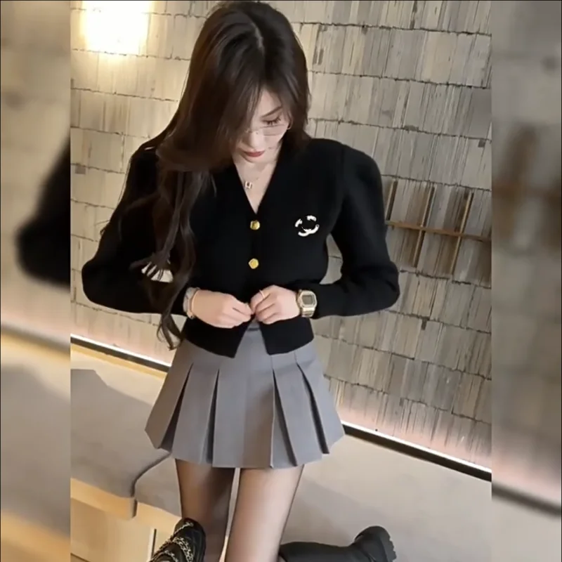 New autumn style solid color V-neck knitted jacket. Korean style short-sleeved long top. Women's brooch. Slim-fit base shirt.
New autumn style solid color V-neck knitted jacket. Korean style short-sleeved long top. Women's brooch. Slim-fit base shirt.