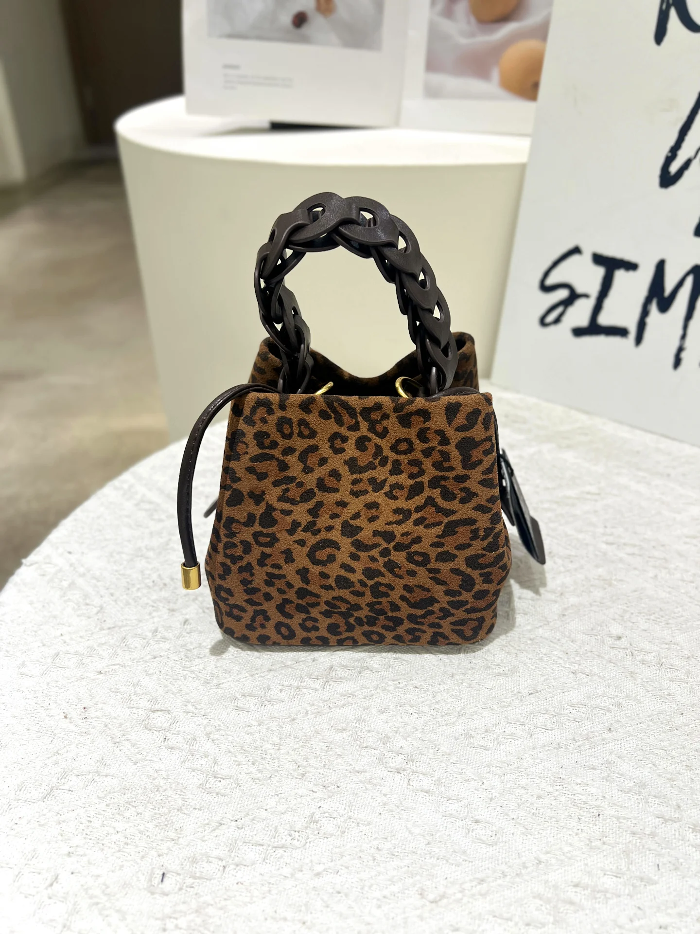 Cool Trendy Buet Bag Matte Leather Leopard Print Handheld Crossbody Bag for Women Casual Simple Sle Hobo Bag
Cool Trendy Buet Bag Matte Leather Leopard Print Handheld Crossbody Bag for Women Casual Simple Sle Hobo Bag