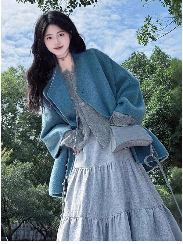 Синее шерстяное пальто женское свободного кроя, простое, осенне-зимнее, в корейском стиле, с воротником-стойкой, длинное, с длинными рукавами
Синее шерстяное пальто женское свободного кроя, простое, осенне-зимнее, в корейском стиле, с воротником-стойкой, длинное, с длинными рукавами