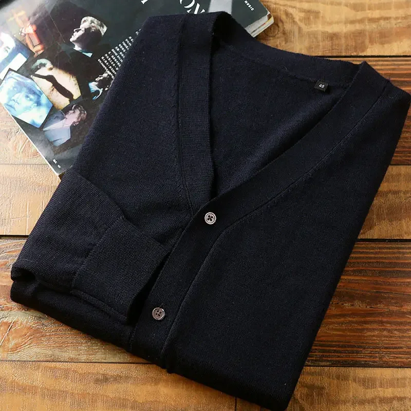 High-end 12G all-wool! Italian single! Men's autumn and winter thin V-neck knitted cardigan sweater jacket
High-end 12G all-wool! Italian single! Men's autumn and winter thin V-neck knitted cardigan sweater jacket