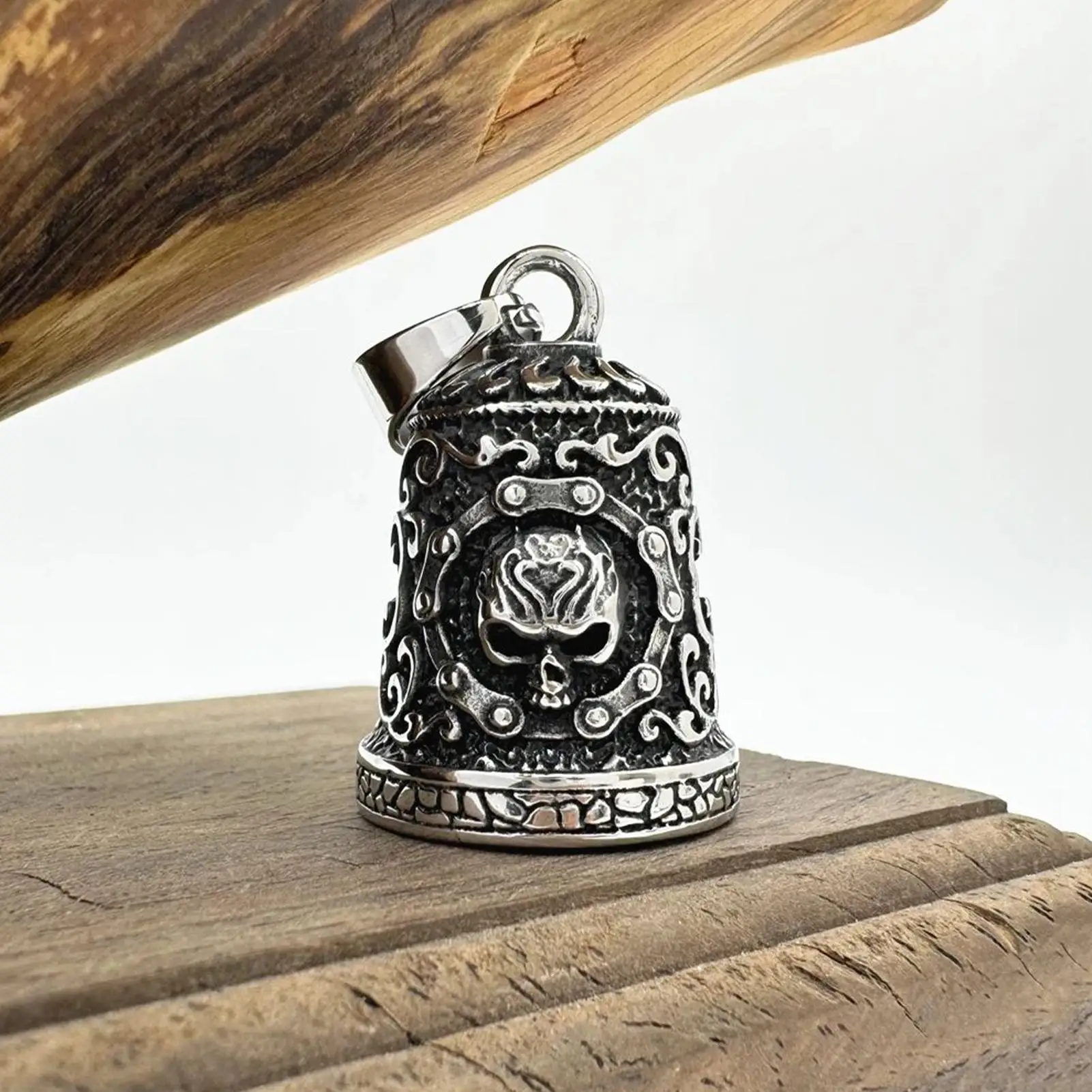 Skull Bell Charm Motorcycle Bells Decor For Men Rider Riding Weatherproof Motorbike Accessory Handmade Rider Key Chain Ornament
Skull Bell Charm Motorcycle Bells Decor For Men Rider Riding Weatherproof Motorbike Accessory Handmade Rider Key Chain Ornament