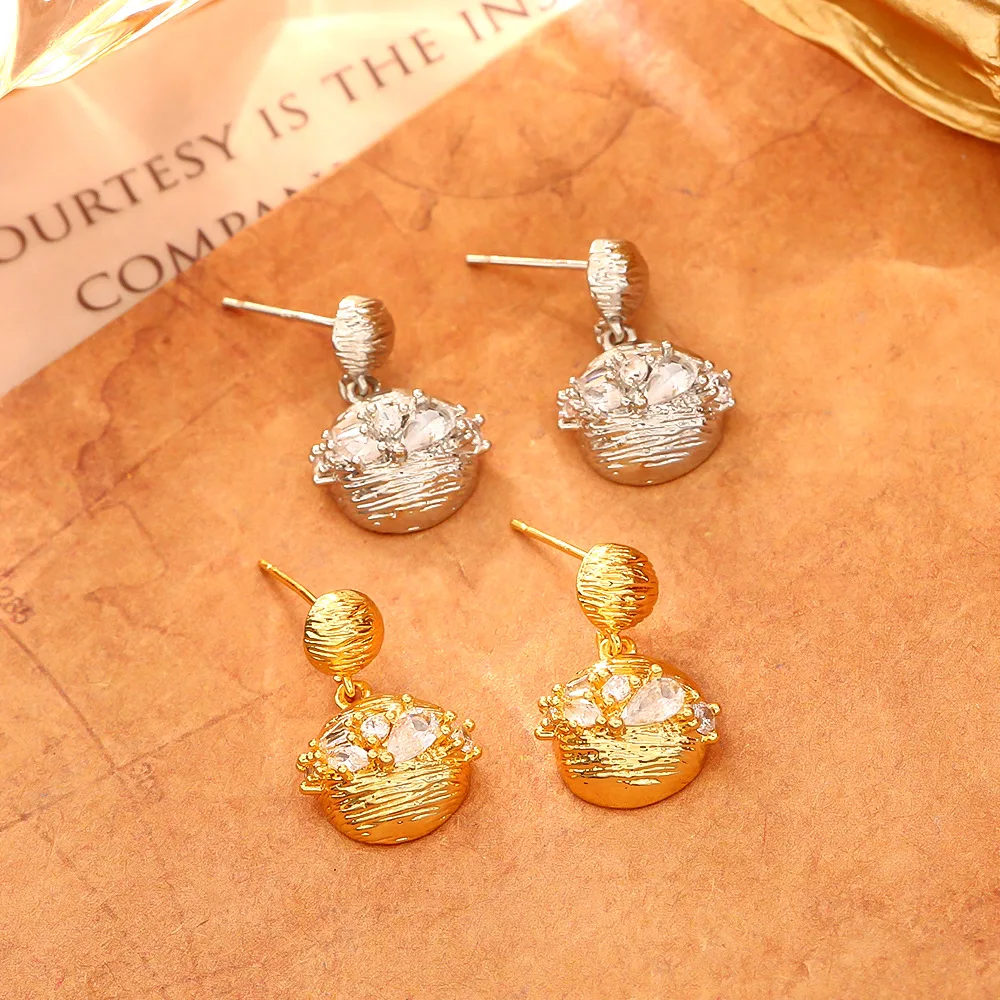Metal cold style geometric zircon earrings niche design fashionable personality earrings exquisite versatile earrings for women
Metal cold style geometric zircon earrings niche design fashionable personality earrings exquisite versatile earrings for women