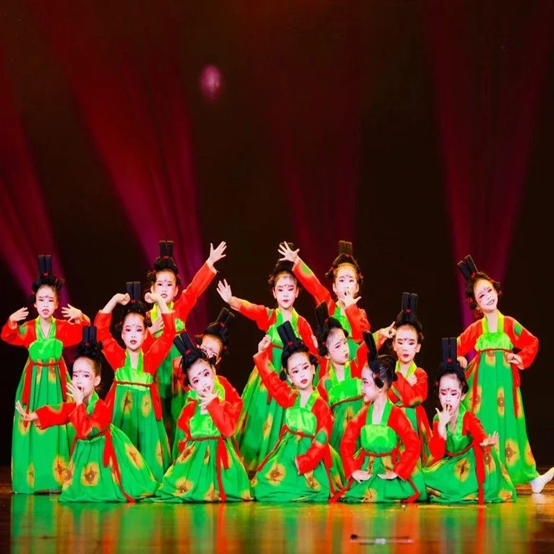 National Children's Tang Palace Night Banquet Dance Costumes Little Tang Figurines Modeling Kindergarten Performance Costumes
National Children's Tang Palace Night Banquet Dance Costumes Little Tang Figurines Modeling Kindergarten Performance Costumes