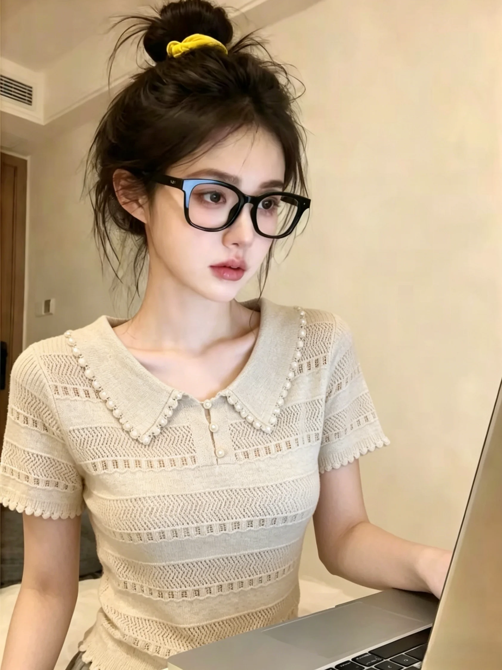 Elegant Hollow out Short Sleeve Knitted Top for Women Summer New Style Delicate Lace Trim Straight Cut Korean Style Silk Blend
Elegant Hollow out Short Sleeve Knitted Top for Women Summer New Style Delicate Lace Trim Straight Cut Korean Style Silk Blend
