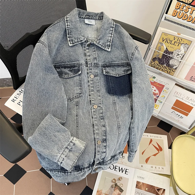 Американская повседневная джинсовая куртка с воротником для мужчин, уличный ретро-дизайн, модный бренд, универсальная верхняя одежда в стиле INS, молодежная осенняя модель
Американская повседневная джинсовая куртка с воротником для мужчин, уличный ретро-дизайн, модный бренд, универсальная верхняя одежда в стиле INS, молодежная осенняя модель