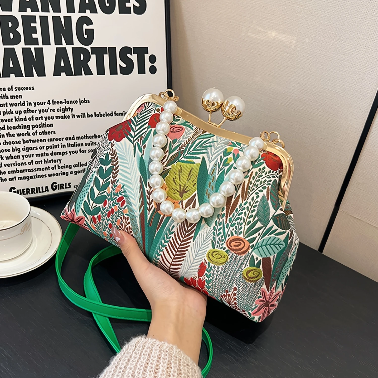 Vintage-Inspired Floral Pattern Design Clutch With Faux Pearl Handle, Fashionable Evening Bag, Elegant Purse For Women
Vintage-Inspired Floral Pattern Design Clutch With Faux Pearl Handle, Fashionable Evening Bag, Elegant Purse For Women
