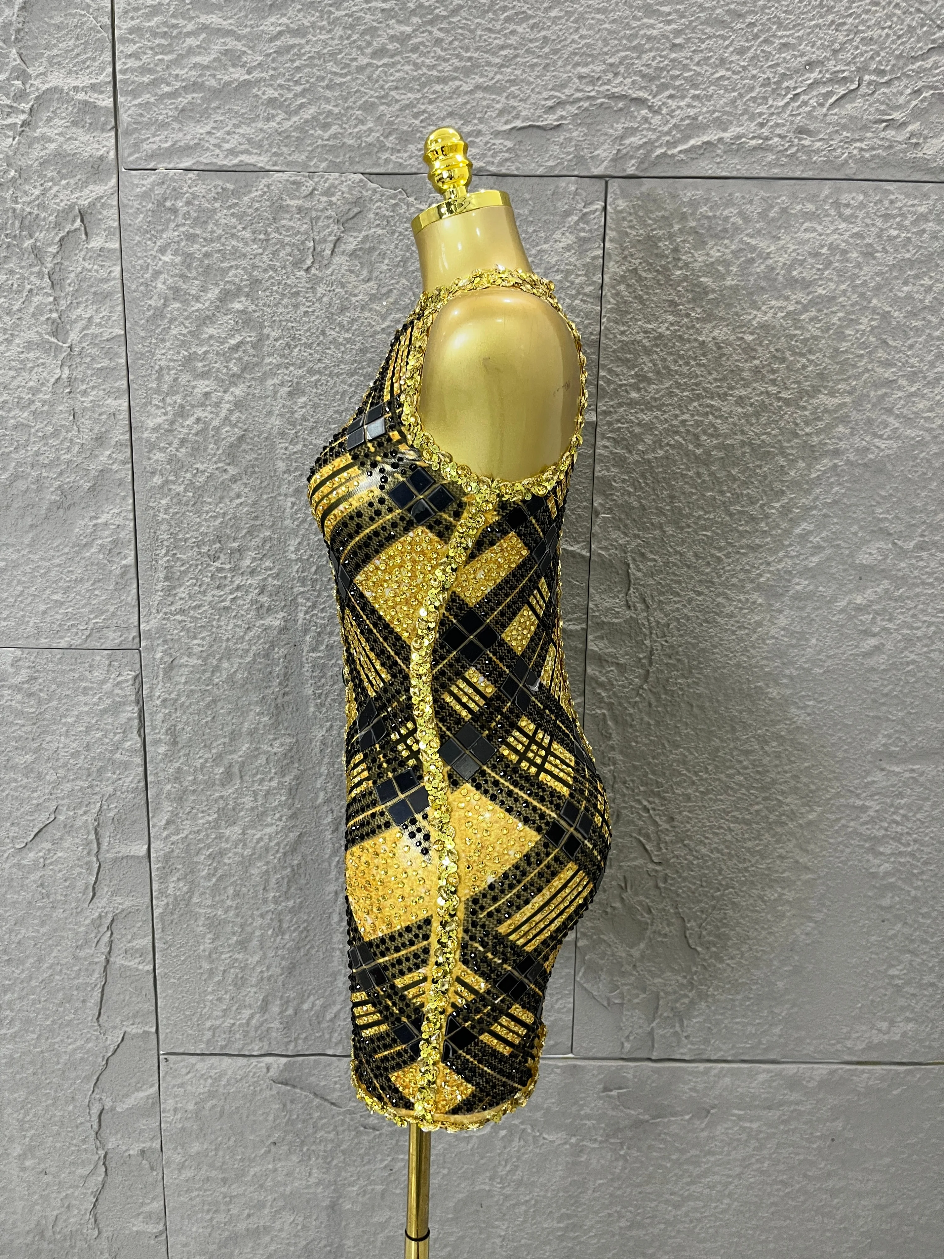 Luxury Sparkly Gold Black Rhinestone Halter Mini Dress Plaid Design Gemstones Bodycon Evening Parties Clubs Special Occasions
Luxury Sparkly Gold Black Rhinestone Halter Mini Dress Plaid Design Gemstones Bodycon Evening Parties Clubs Special Occasions