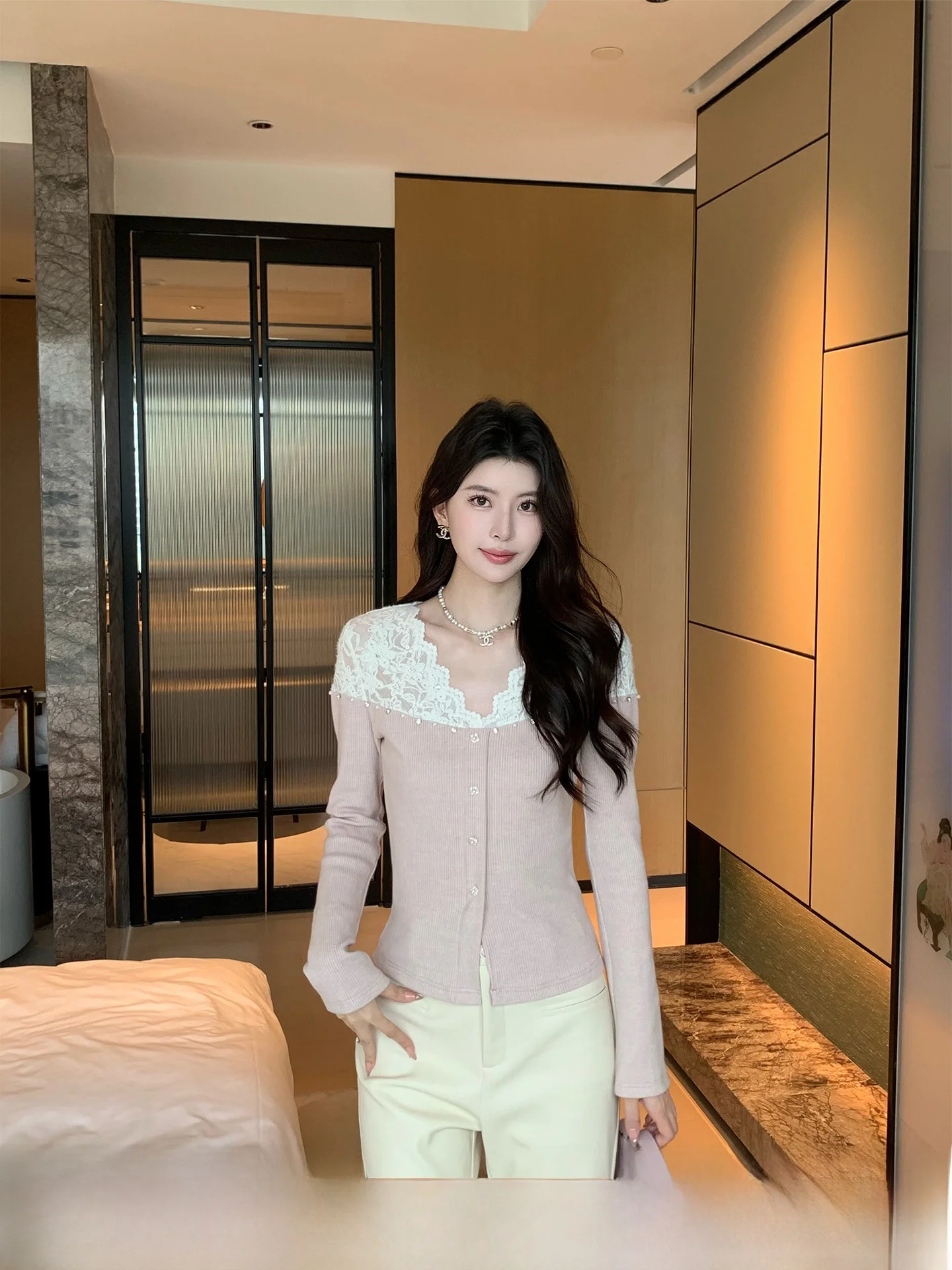 Розовый вязаный топ с кружевными вставками, женская нижняя одежда, новинка весны, стильный, мягкий, средней длины, с V-образным вырезом
Розовый вязаный топ с кружевными вставками, женская нижняя одежда, новинка весны, стильный, мягкий, средней длины, с V-образным вырезом