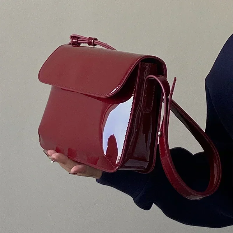Fashion Lady Underarm Handbag Purse Retro Patent Leather Shoulder Bags for Women Luxury Designer Crossbody Bag Small Square Bag
Fashion Lady Underarm Handbag Purse Retro Patent Leather Shoulder Bags for Women Luxury Designer Crossbody Bag Small Square Bag