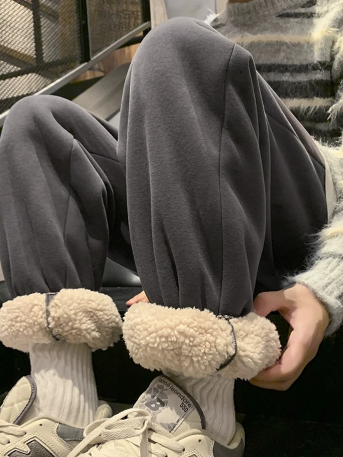 Мужские зимние брюки с подкладкой из овечьей шерсти, повседневные, с эластичным поясом, свободного кроя, длинные, модные, трендовые, молодежные...
Мужские зимние брюки с подкладкой из овечьей шерсти, повседневные, с эластичным поясом, свободного кроя, длинные, модные, трендовые, молодежные...