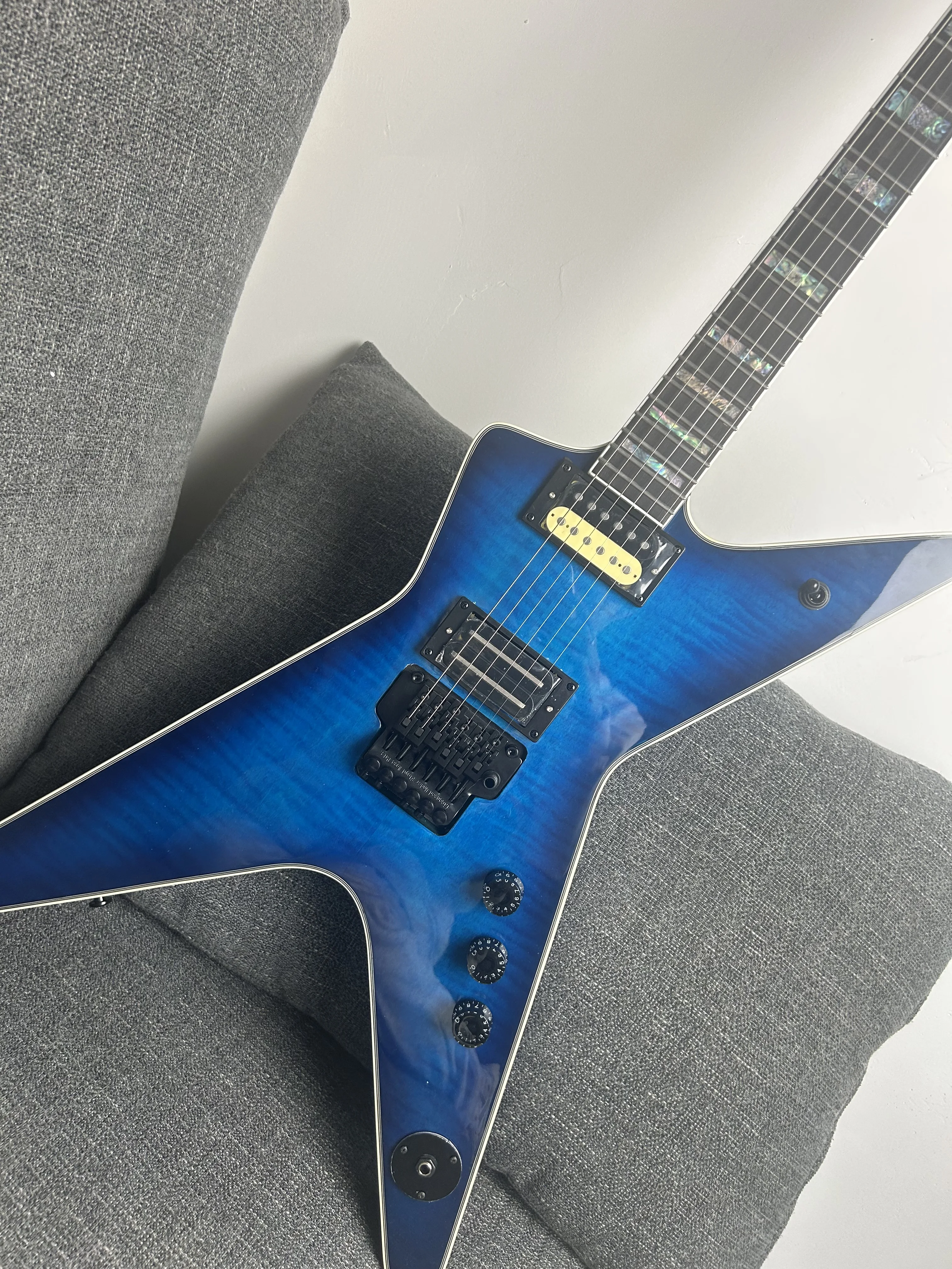 Новая электрогитара Dimebag Darrell с инкрустацией из синего абалона и отделкой из кленового шпона Flame Maple
Новая электрогитара Dimebag Darrell с инкрустацией из синего абалона и отделкой из кленового шпона Flame Maple
