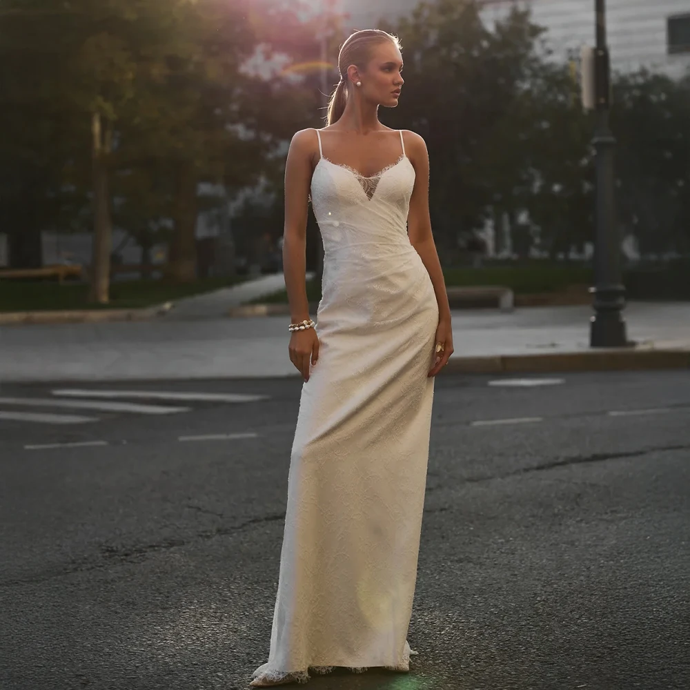 Customized Luxury Wedding Dress with Scalloped Lace Hem and Sheer Neckline Sophisticated Bridal Dress for Bridal Events
Customized Luxury Wedding Dress with Scalloped Lace Hem and Sheer Neckline Sophisticated Bridal Dress for Bridal Events