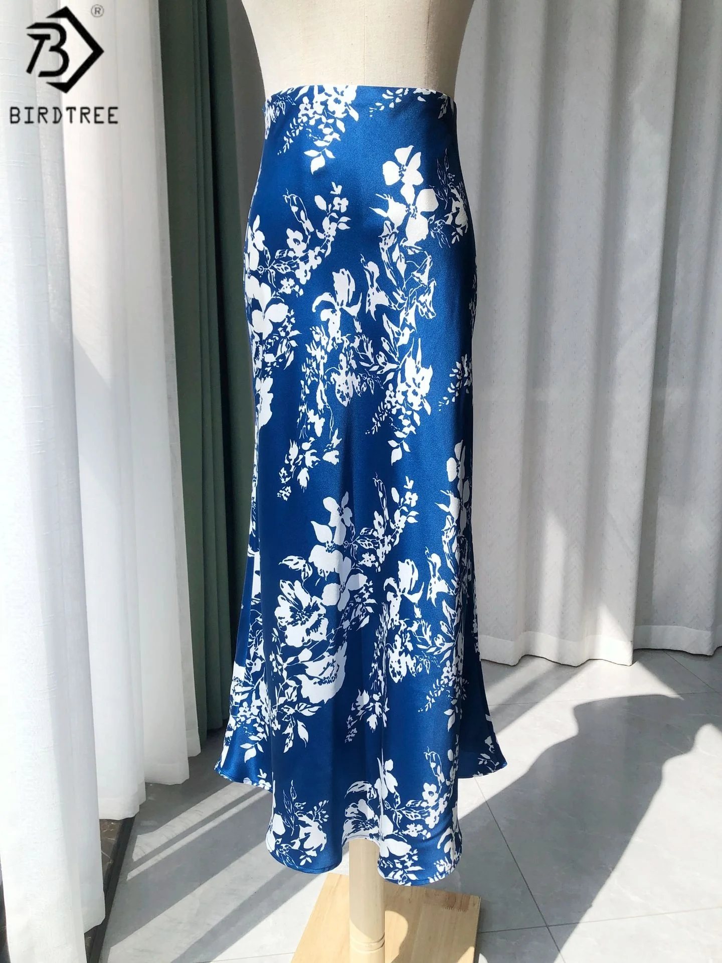 BirdTree 19MM 100% Mulberry Silk Flower Print Skirt,Woman Sand Washing Plain Satin Bias-cut Blue Short Skirt,2025 New D57130JF
BirdTree 19MM 100% Mulberry Silk Flower Print Skirt,Woman Sand Washing Plain Satin Bias-cut Blue Short Skirt,2025 New D57130JF