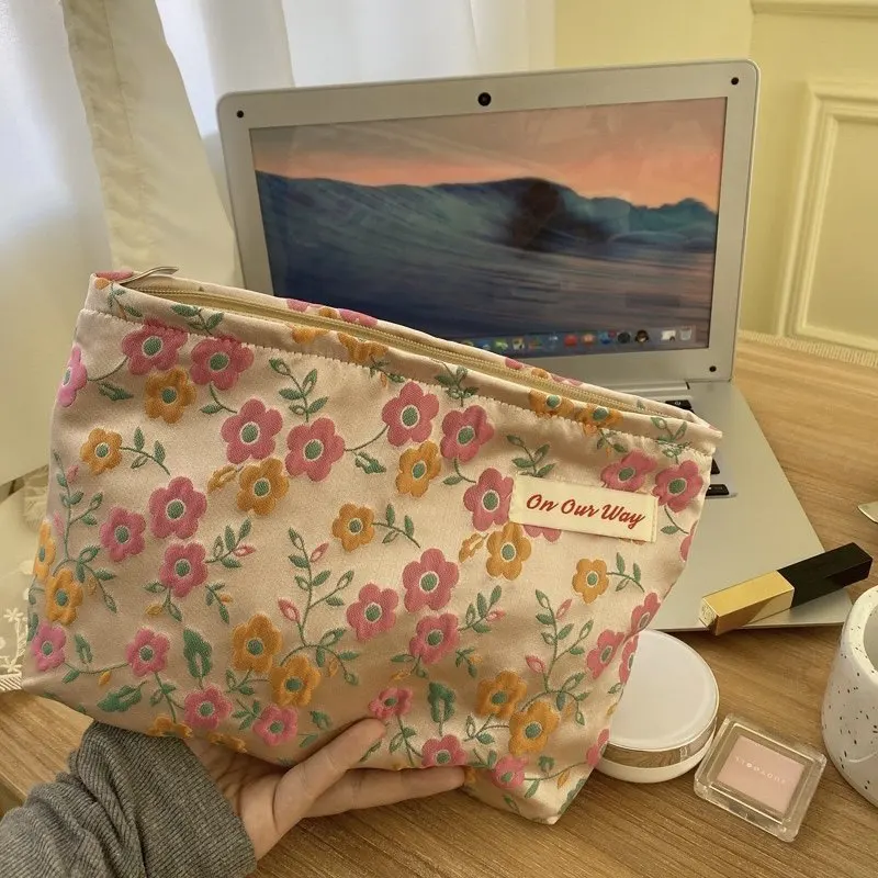 Женская повседневная винтажная косметичка с цветочным узором Алокасия, двухслойная тканевая сумка с легким роскошным внутренним вкладышем, портативная дорожная сумка для хранения
Женская повседневная винтажная косметичка с цветочным узором Алокасия, двухслойная тканевая сумка с легким роскошным внутренним вкладышем, портативная дорожная сумка для хранения