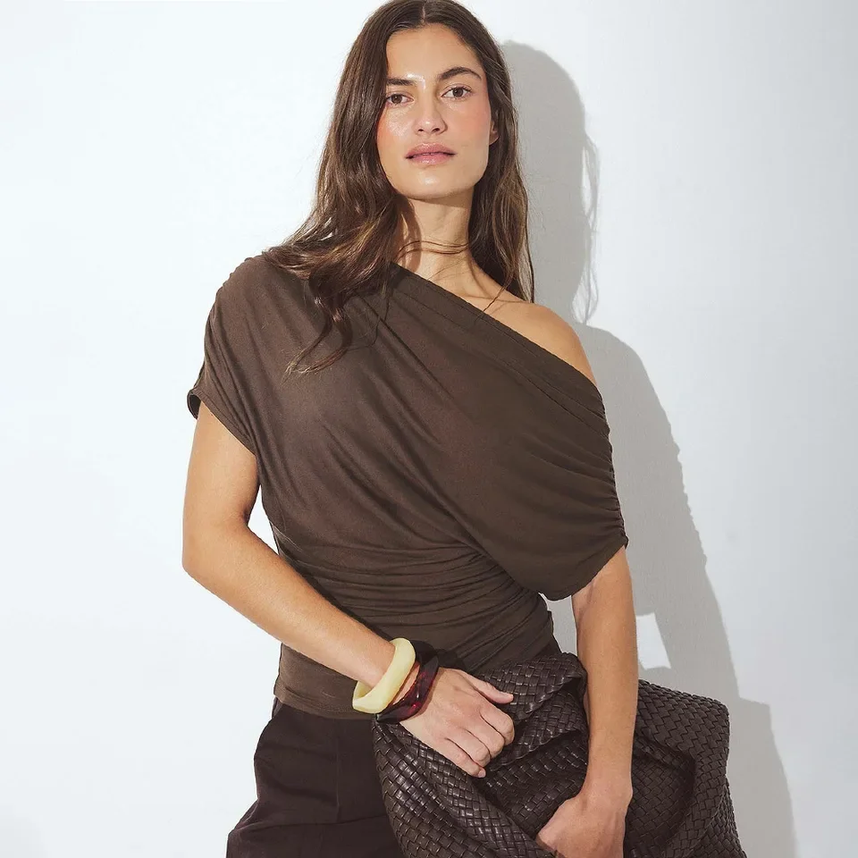 2026 New Summer Off Shoulder T Shirt Asymmetric Ruched Top Solid Color Short Sleeve Temperament Elegant Versatile
2026 New Summer Off Shoulder T Shirt Asymmetric Ruched Top Solid Color Short Sleeve Temperament Elegant Versatile