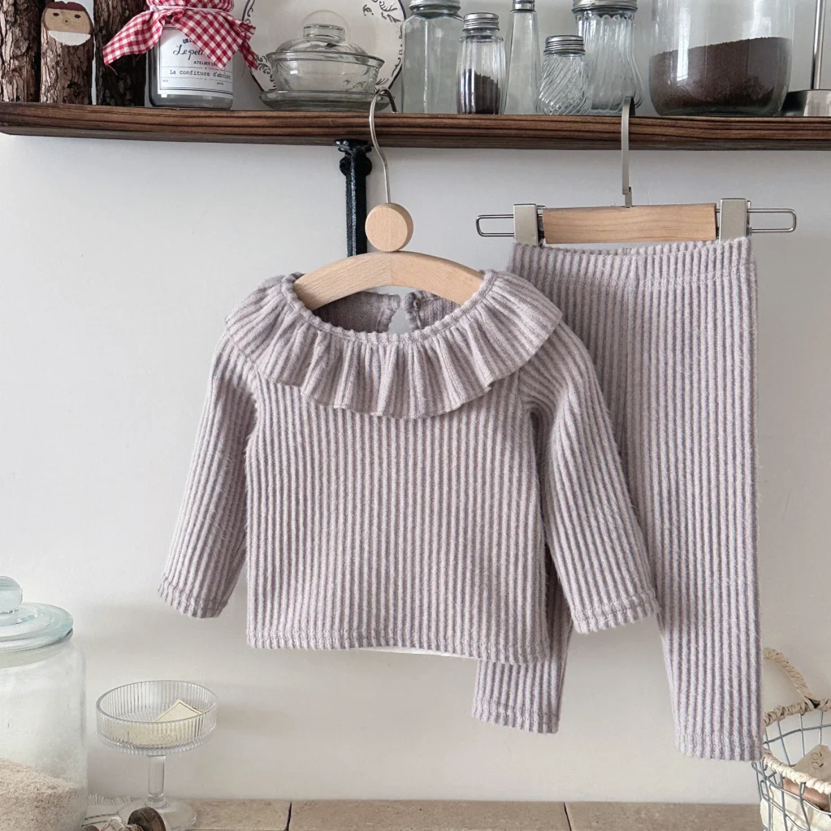 Одежда для маленьких мальчиков, фиолетовый флисовый комплект из флиса с большим кружевным лацканом, брюки с длинными рукавами, комплект одежды на весну и осень, товары для новорожденных
Одежда для маленьких мальчиков, фиолетовый флисовый комплект из флиса с большим кружевным лацканом, брюки с длинными рукавами, комплект одежды на весну и осень, товары для новорожденных