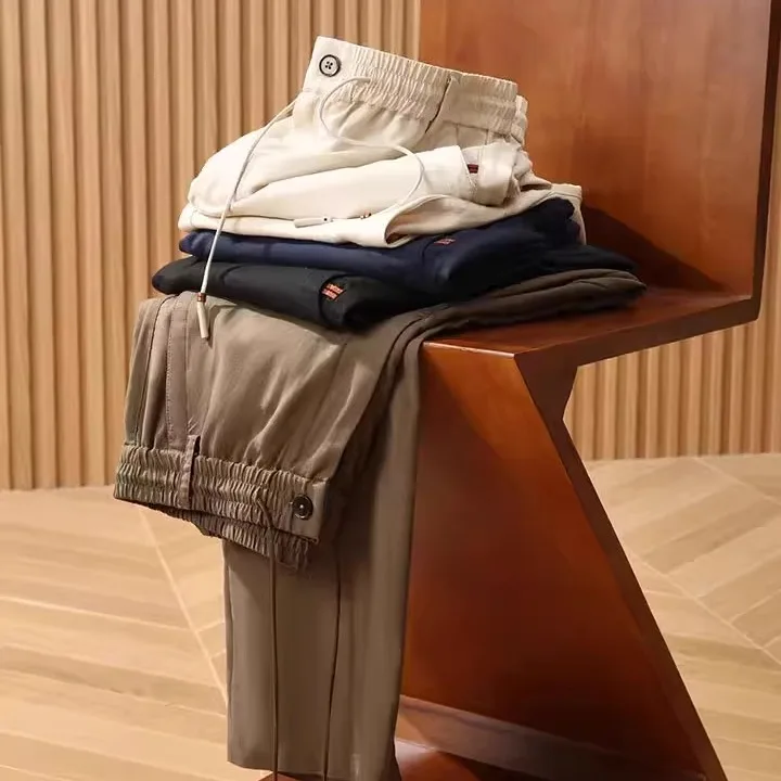 Импортные итальянские роскошные мужские летние повседневные брюки из льняного шелка с эластичной резинкой на талии, дышащие, удобные, прямые брюки
Импортные итальянские роскошные мужские летние повседневные брюки из льняного шелка с эластичной резинкой на талии, дышащие, удобные, прямые брюки