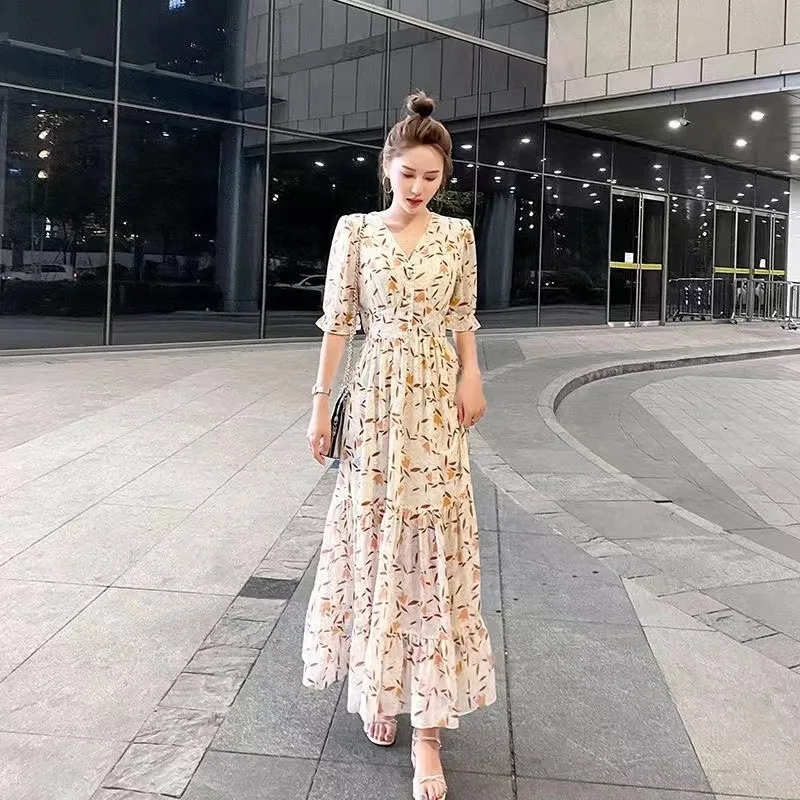 2025 New V-neck Short-sleeved Chiffon Slimming Dress Women Summer Polka Dot Retro Long Skirt High Waist Irregular Hemline
2025 New V-neck Short-sleeved Chiffon Slimming Dress Women Summer Polka Dot Retro Long Skirt High Waist Irregular Hemline