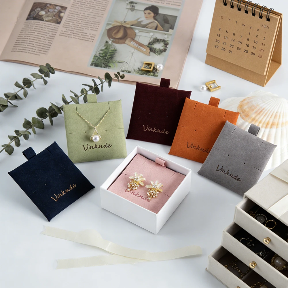 Пользовательский логотип, 20 упаковок, оптовая продажа, микрофибра, 6x6 см, бумажные серьги-гвоздики, ожерелье, вставка для дисплея, карты для женщин, модные ювелирные изделия, посылка
Пользовательский логотип, 20 упаковок, оптовая продажа, микрофибра, 6x6 см, бумажные серьги-гвоздики, ожерелье, вставка для дисплея, карты для женщин, модные ювелирные изделия, посылка