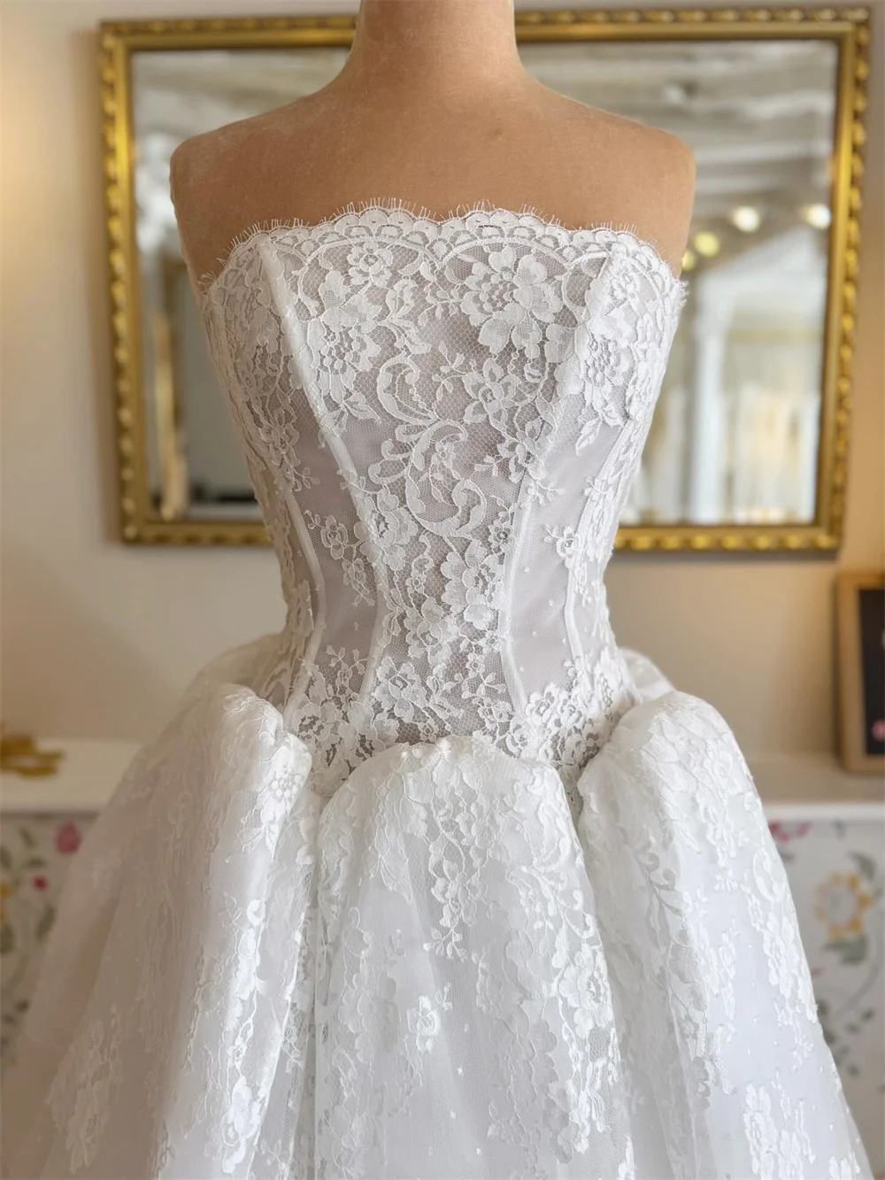 Tokyo Strapless Corset Full Lace Wedding Dress Vintage Floral Bridal Gown With Long Train Church Wedding Ceremony Ball Gown 2026
Tokyo Strapless Corset Full Lace Wedding Dress Vintage Floral Bridal Gown With Long Train Church Wedding Ceremony Ball Gown 2026