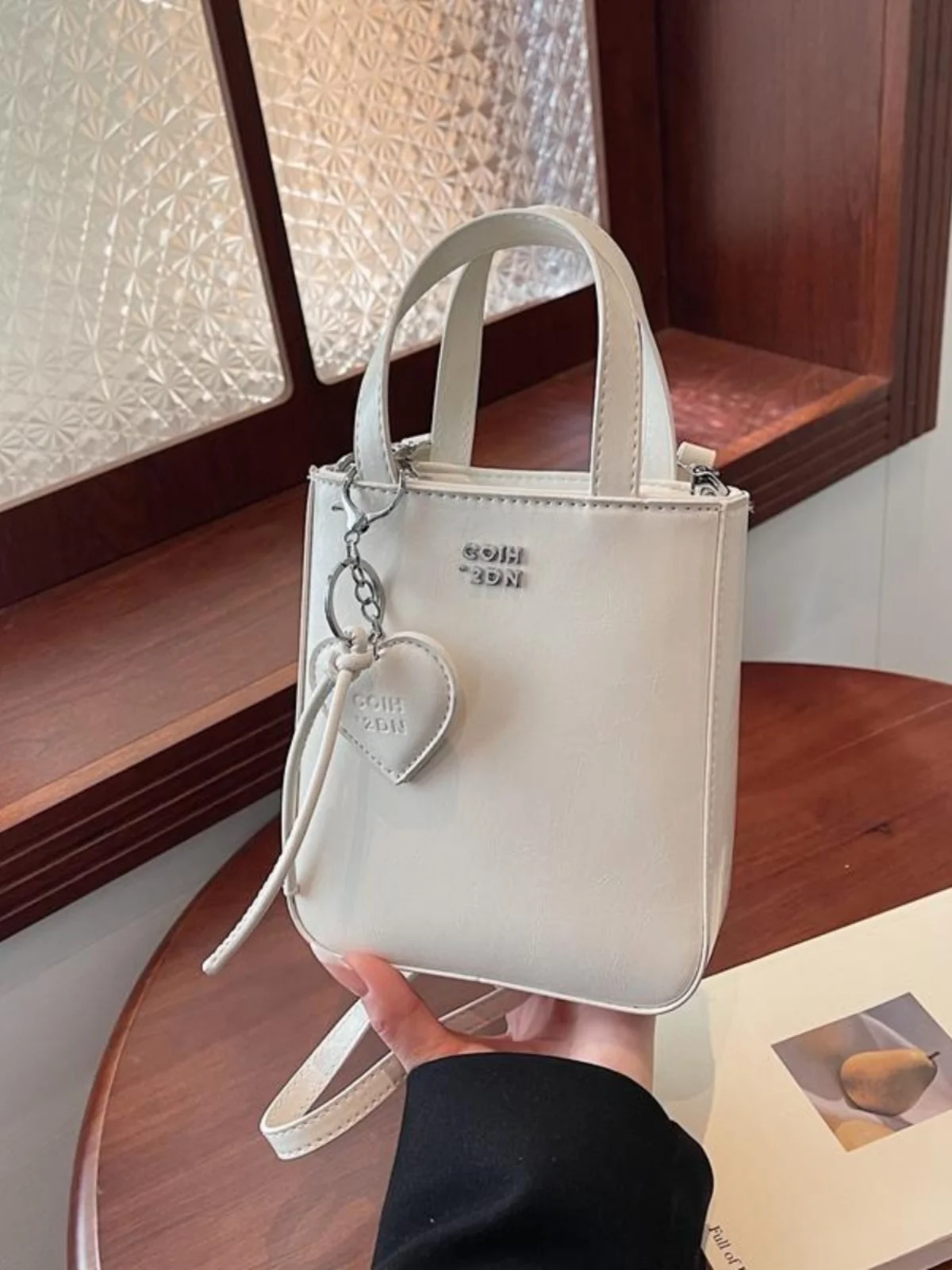 Faionable Pure Color Buet-aped Handbag Women's Crossbody Bag Soft PU Leather Casual Handheld Bag for Daily Use
Faionable Pure Color Buet-aped Handbag Women's Crossbody Bag Soft PU Leather Casual Handheld Bag for Daily Use