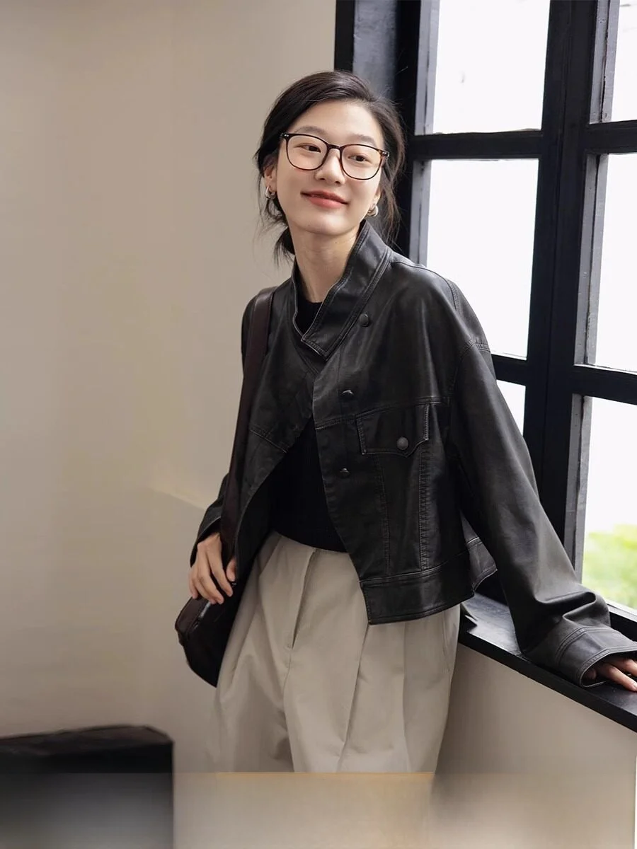 Vastand Vintage Short Leather Jacket Women's Stylish Compact PU Coat Collar Long Sleeve Straight Fit Spring Fashion
Vastand Vintage Short Leather Jacket Women's Stylish Compact PU Coat Collar Long Sleeve Straight Fit Spring Fashion
