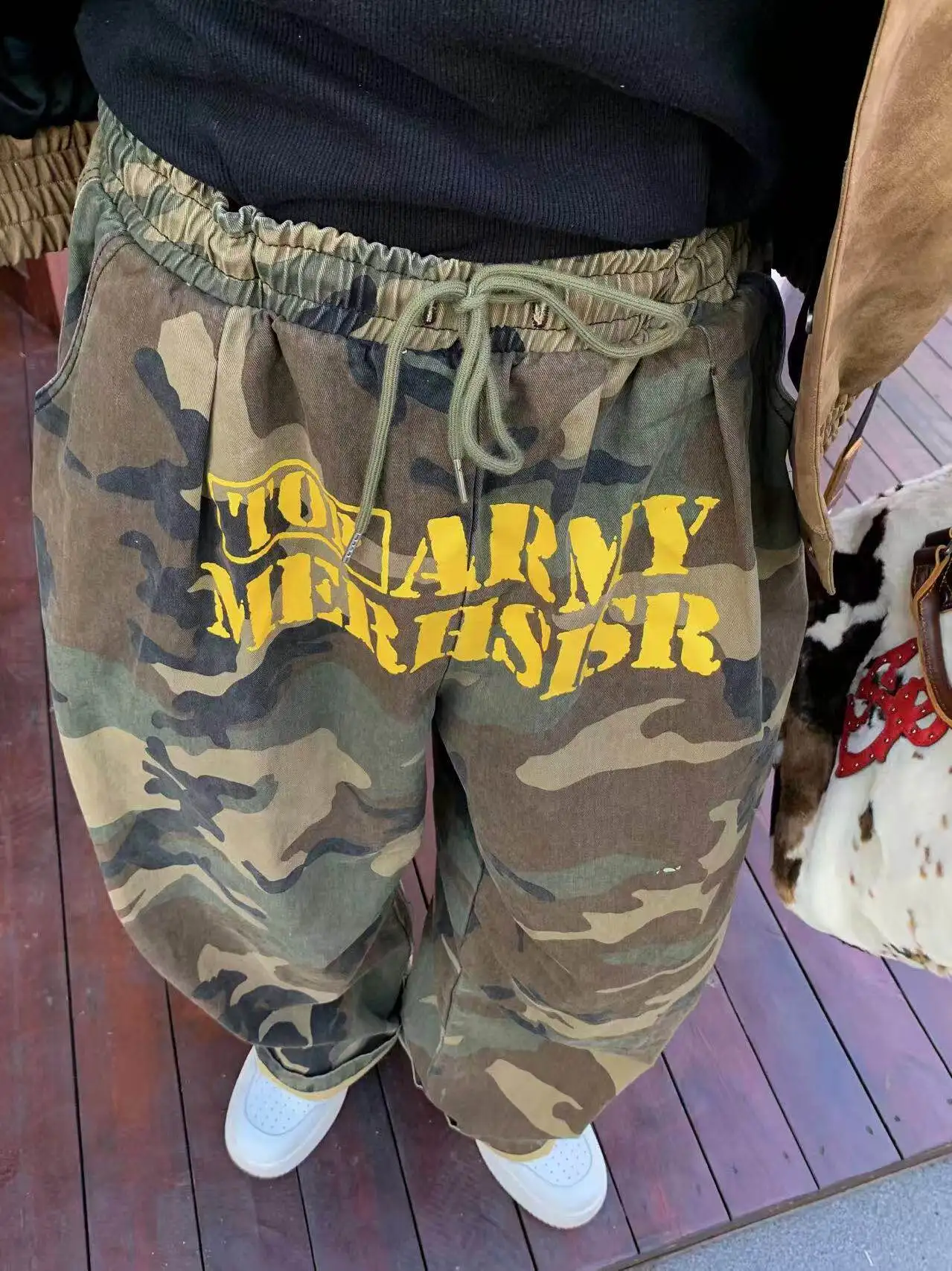 Retro American Street Camouflage Print Elastic Waist Loose Wide Leg Straight Tube Letter Print Long Trousers Unisex Trendy
Retro American Street Camouflage Print Elastic Waist Loose Wide Leg Straight Tube Letter Print Long Trousers Unisex Trendy