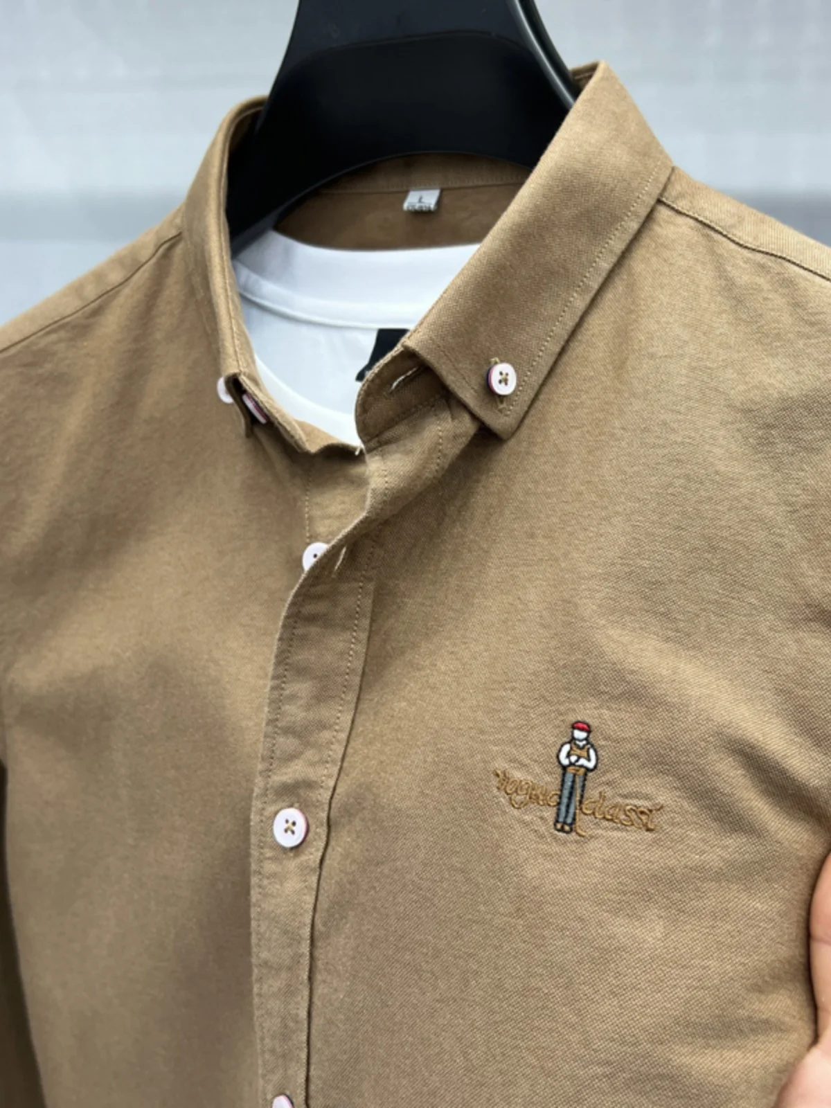 Высококачественная мужская повседневная рубашка из оксфордской ткани с длинным рукавом, вышивкой, 100% хлопок, тонкая, для весны и осени, молодежная, повседневная.
Высококачественная мужская повседневная рубашка из оксфордской ткани с длинным рукавом, вышивкой, 100% хлопок, тонкая, для весны и осени, молодежная, повседневная.