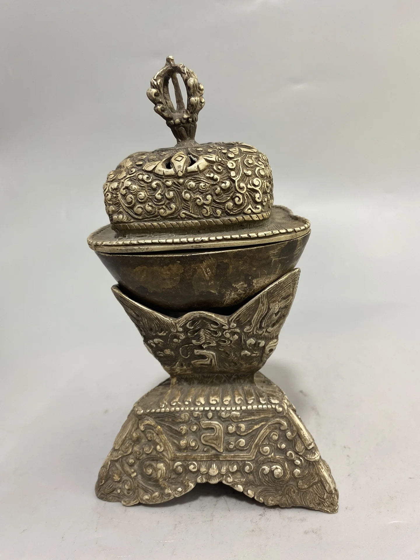 Exquisite Tibetan Toba Ritual Instrument - Pure Copper Home Decor for Living Room Entrance, Unique Artistic Craftsmanship
Exquisite Tibetan Toba Ritual Instrument - Pure Copper Home Decor for Living Room Entrance, Unique Artistic Craftsmanship