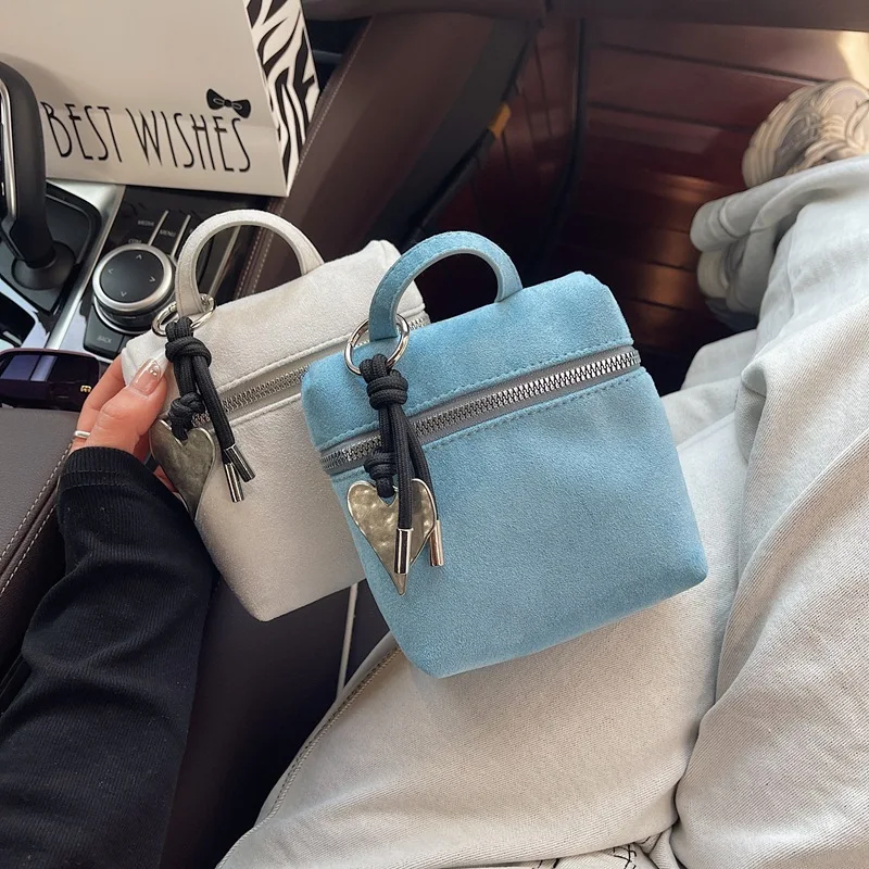 Модные женские сумки через плечо с матовой текстурой, сумка через плечо из искусственной замши, маленькая женская сумка с подвеской в виде сердца, новые дизайнерские сумки, кошельки
Модные женские сумки через плечо с матовой текстурой, сумка через плечо из искусственной замши, маленькая женская сумка с подвеской в виде сердца, новые дизайнерские сумки, кошельки