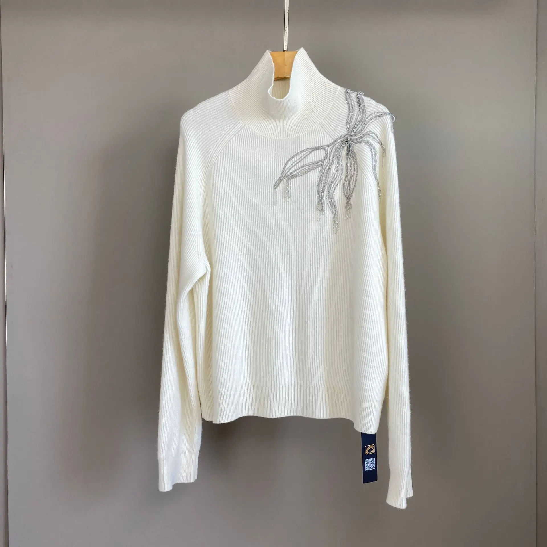 Осень-зима 2025 г., новый кашемировый свитер со средним и высоким воротником и кисточками из тяжелого бисера, модный универсальный свитер
Осень-зима 2025 г., новый кашемировый свитер со средним и высоким воротником и кисточками из тяжелого бисера, модный универсальный свитер